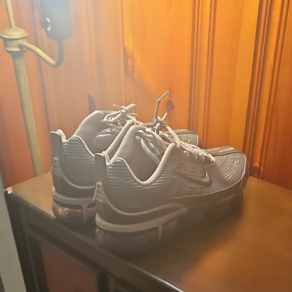 Nike Men's Gray Athletic Sneakers